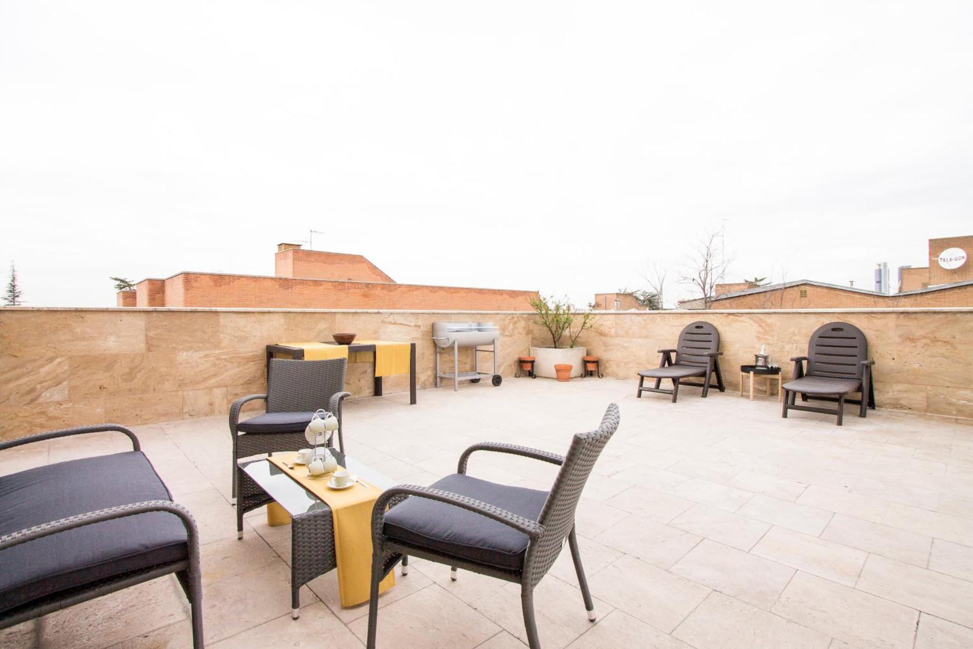 Apartamentos Villablino Arturo Soria Madrid Bagian luar foto